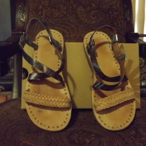 UGG SANDALS SZ 7 Flat
